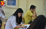 Cận cảnh các thí sinh tập trung làm bài trong phòng thi